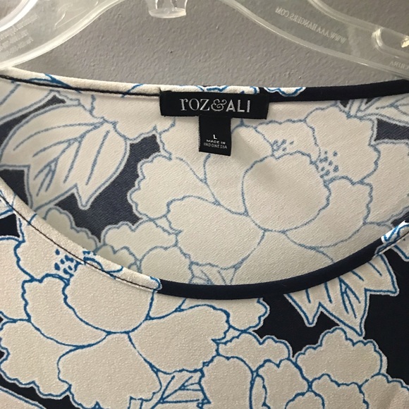 Roz & Ali navy floral blouse! Size large ๐๐ผ - Picture 2 of 6